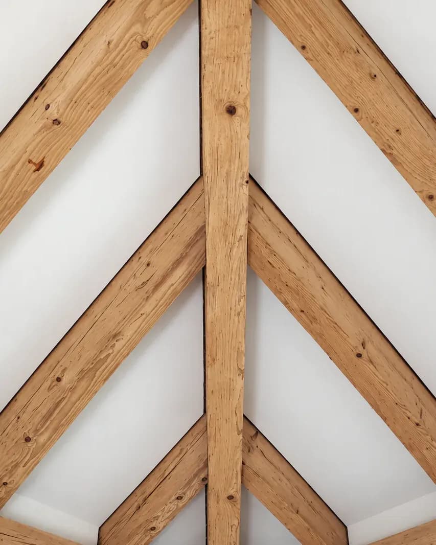 Cerchas de madera de la cubierta de la vivienda de Moscari