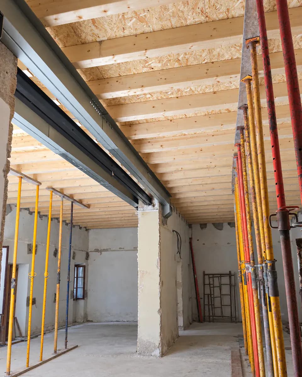 Juz de Yartan durante la obra, con la estructura apuntalada